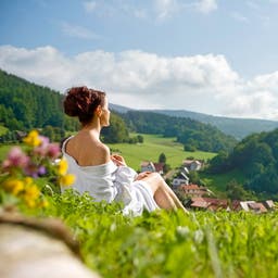 frau-wiese-thueringer-wald-wellnessurlaub-p-I48436_E-11266541.jpg