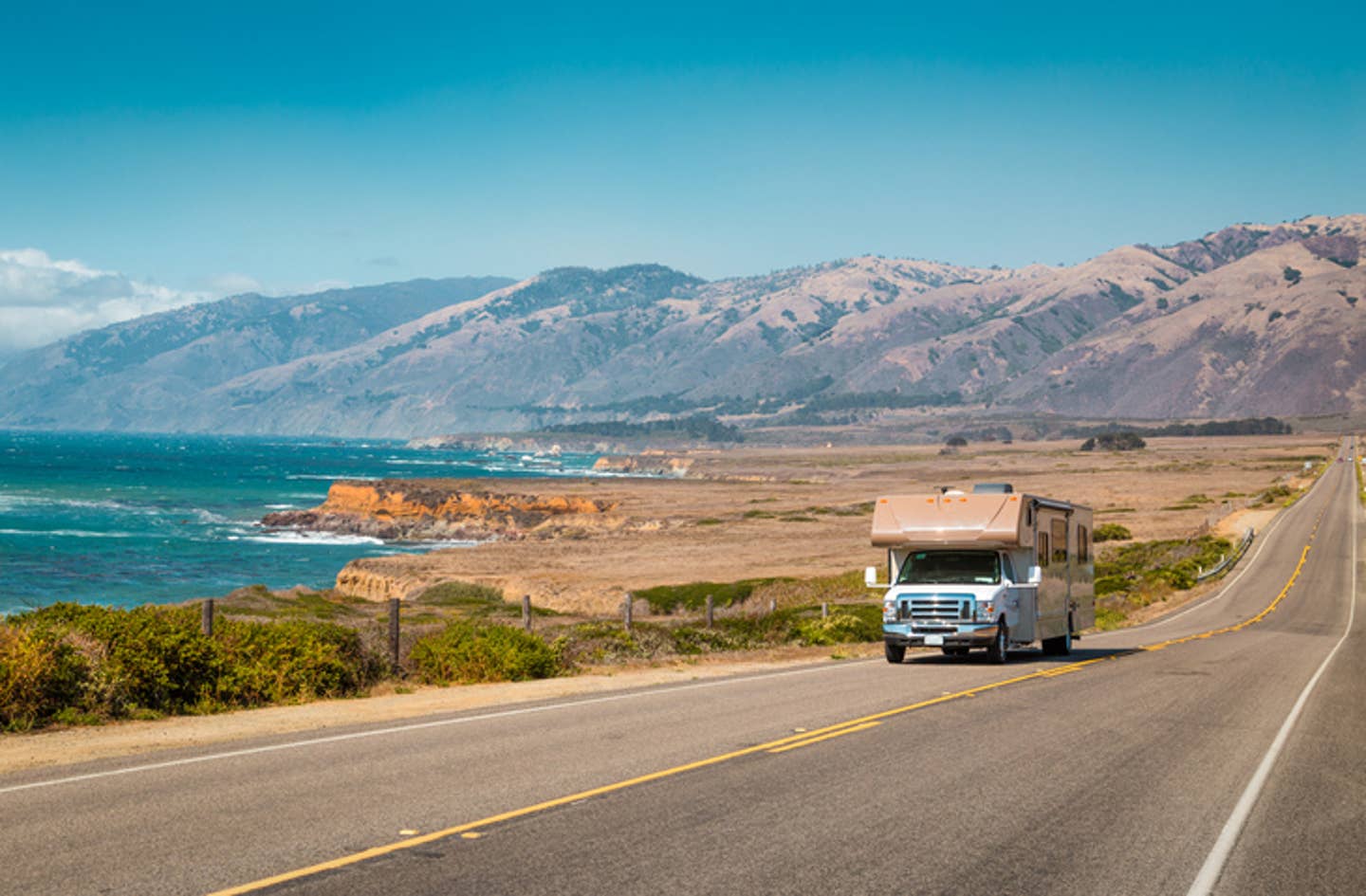 Rundreisen USA: Camper auf einer Straße an der Westküste der USA