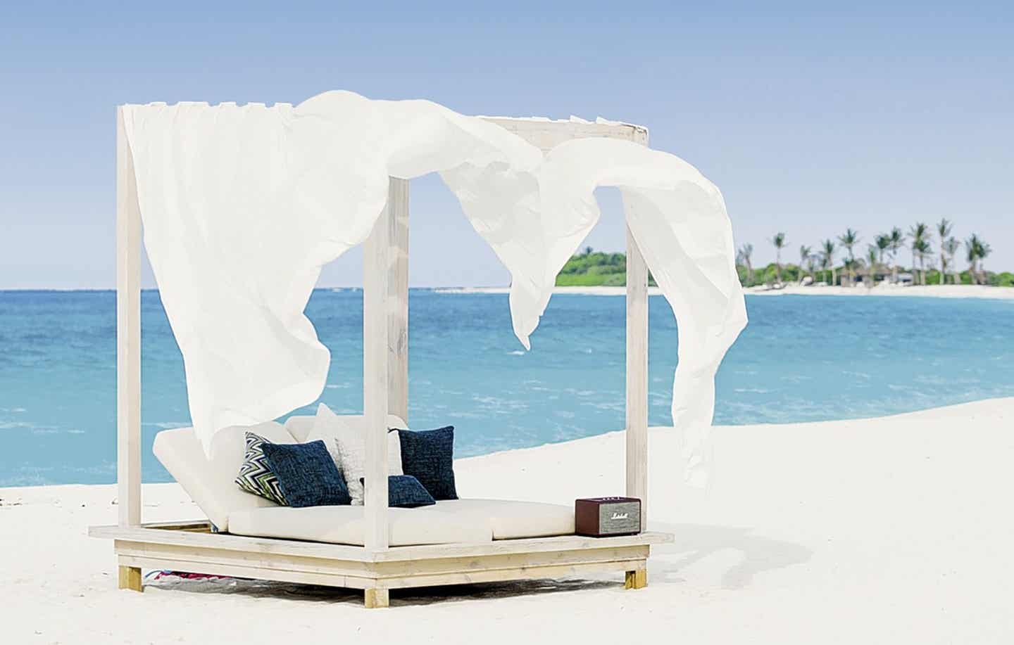 Malediven Baa Atoll: Strandbett im Finolhu Baa Atoll Maldives