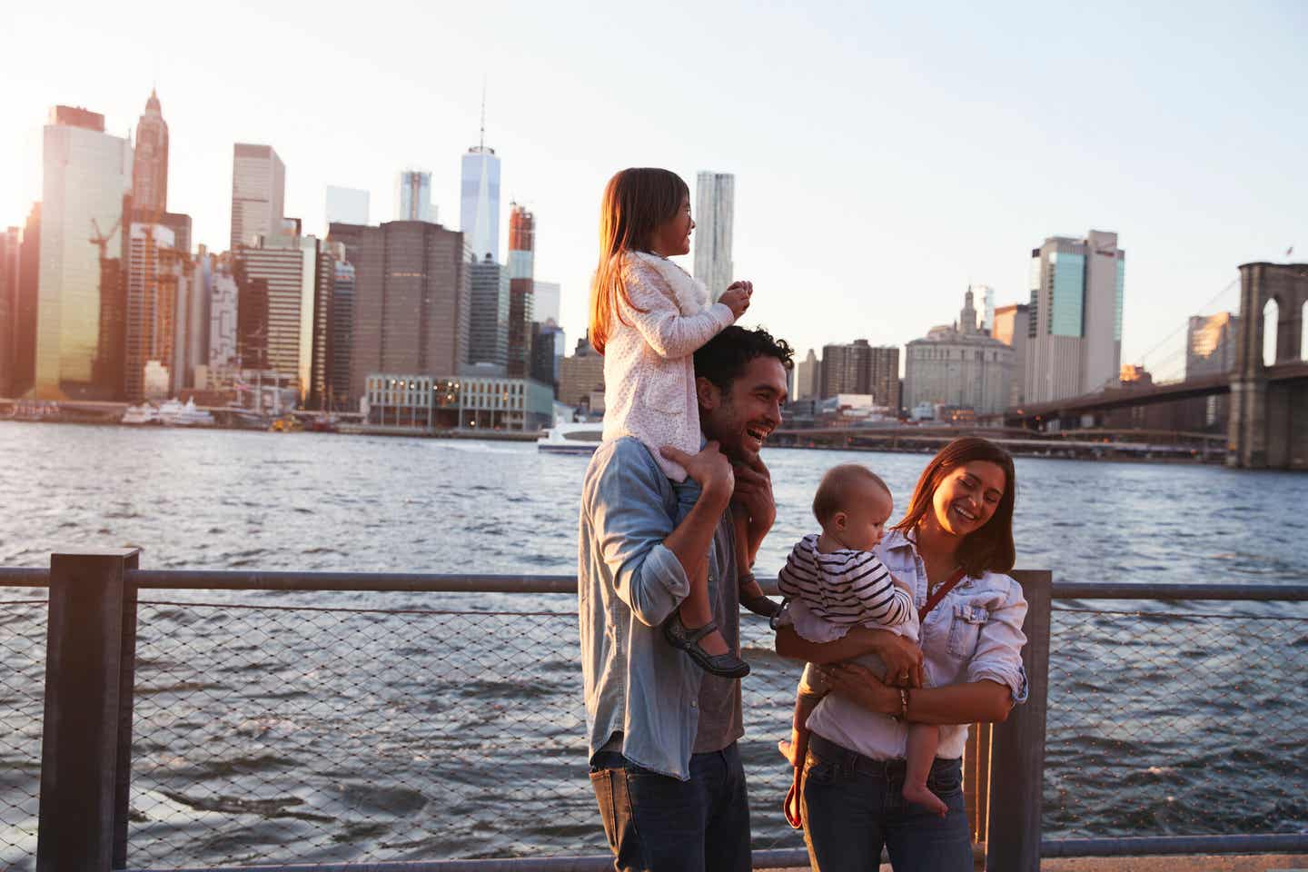 Familie auf Kai vor dem Wasser in New York City