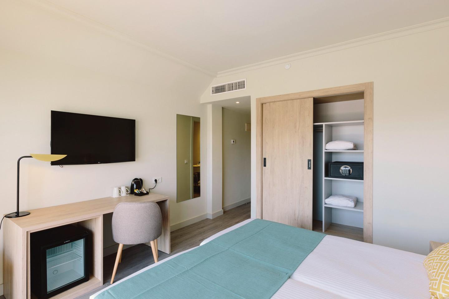 Doppelzimmer Superior Pool- und seitlicher Meerblick