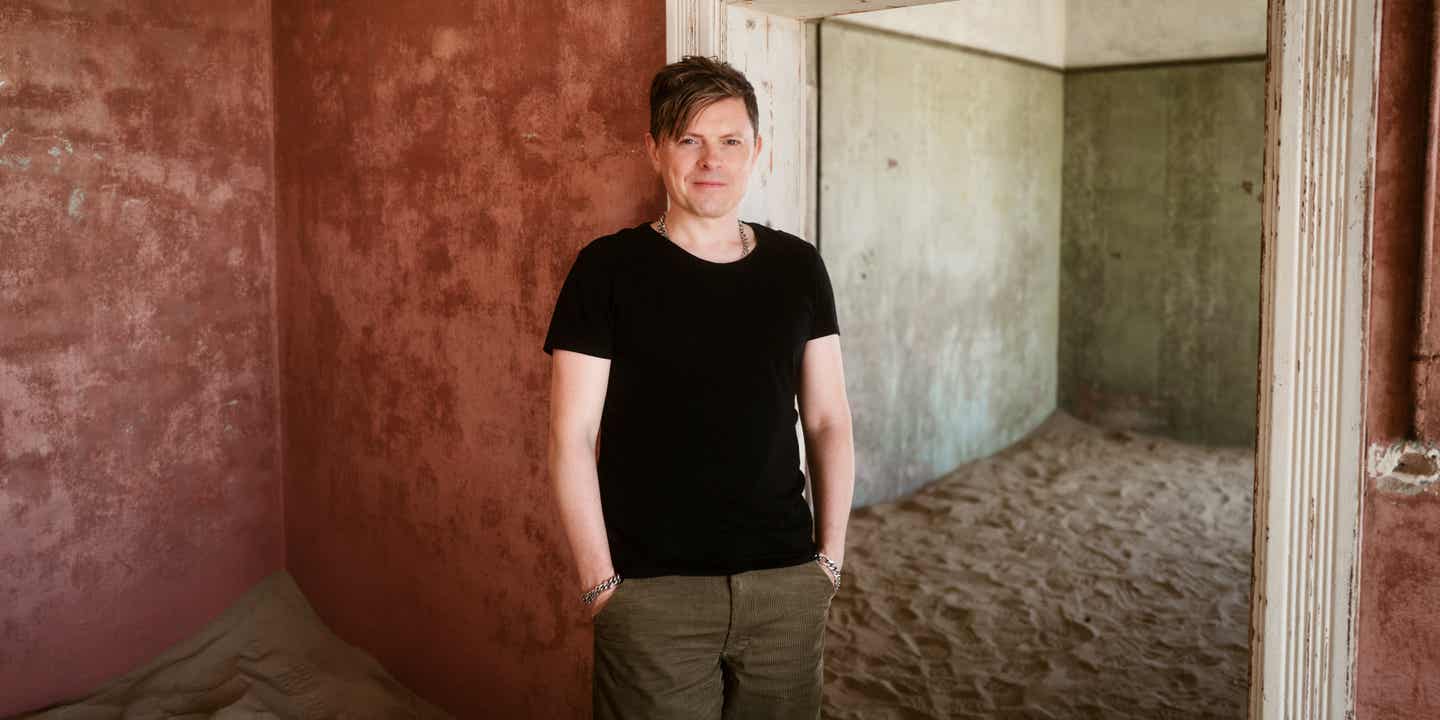 Michael Patrick Kelly in der Geisterstadt Kolmanskop in Namibia