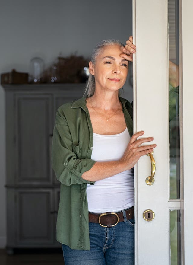 Dekoideen für ein gemütliches Zuhause Frau zuhause verträumt