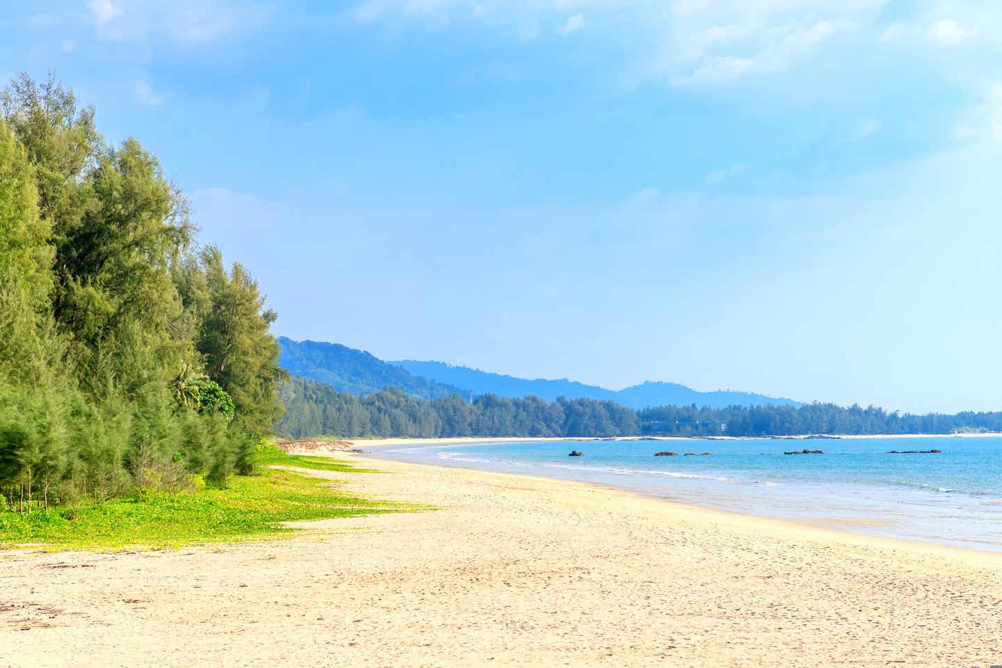 Blick auf den leeren Bang Sak Beach in Khao Lak mit Waldrand