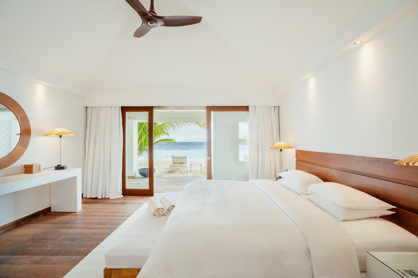 Schlafzimmer eines Beach Bungalows mit dem Strand vor der Tür