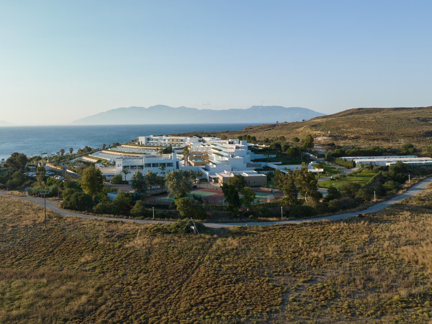 Außenansicht auf das Hotelgebäude des Blue Lagoon Ocen mit Meer im Hintergrund