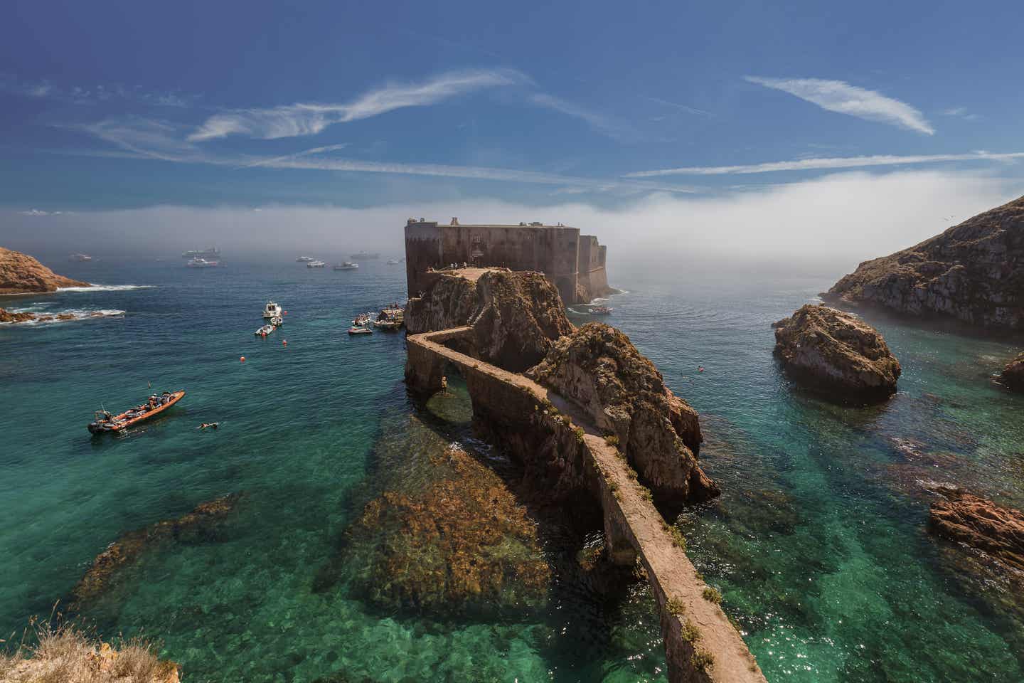 Portugal Urlaub mit DERTOUR. Luftaufnahme einer alten Festung auf der Insel Berlenga