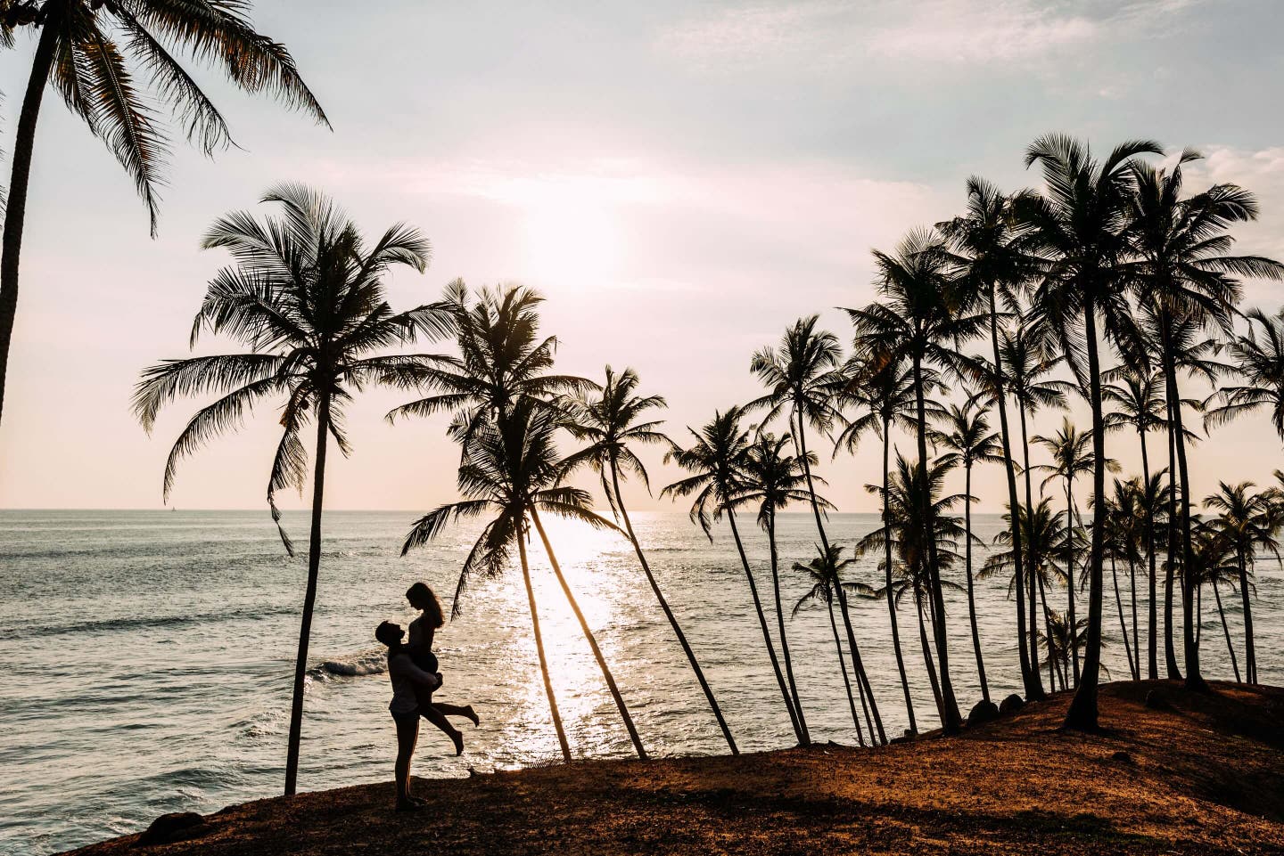 Paar im Sonnenschein bei ihrer Strandhochzeit auf den Seychellen