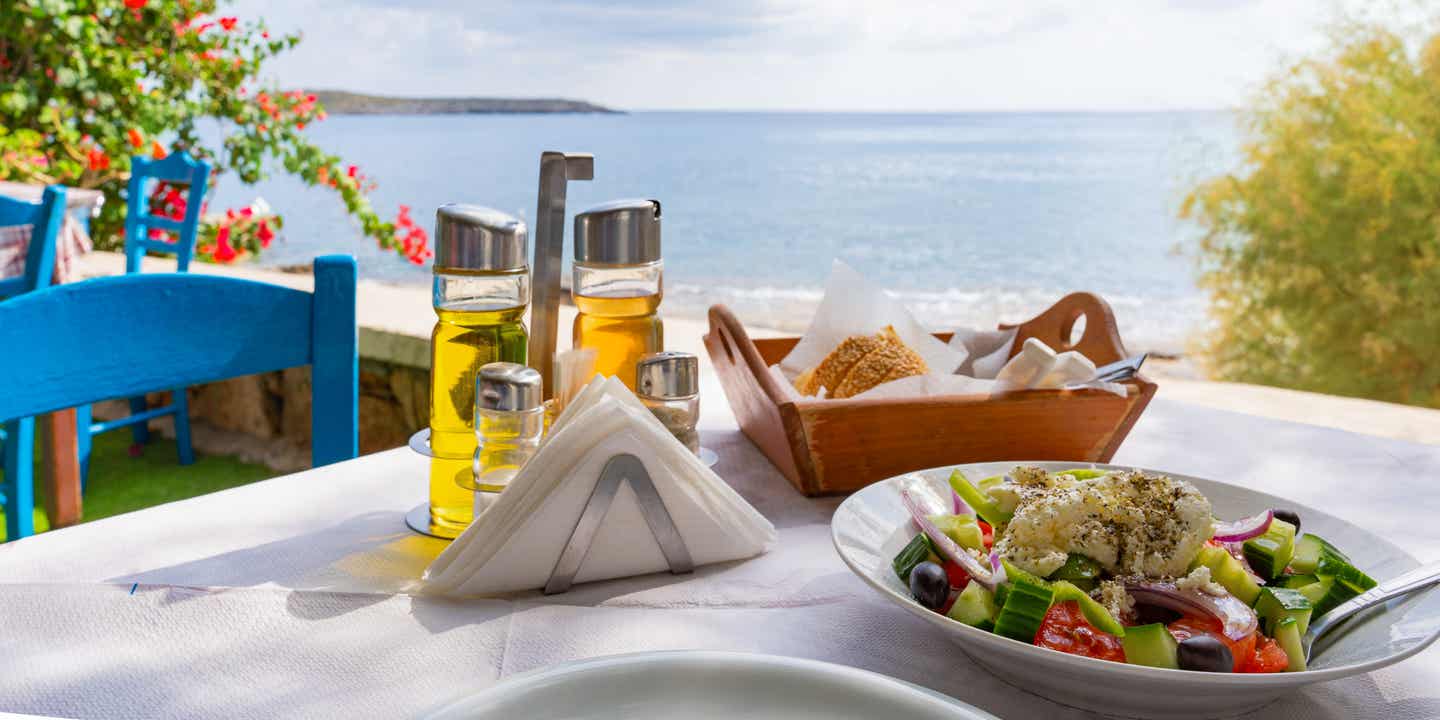 Kos-Tipp: Griechischer Salat und Olivenöl auf einem Tisch in einer Taverne am Strand auf Kos