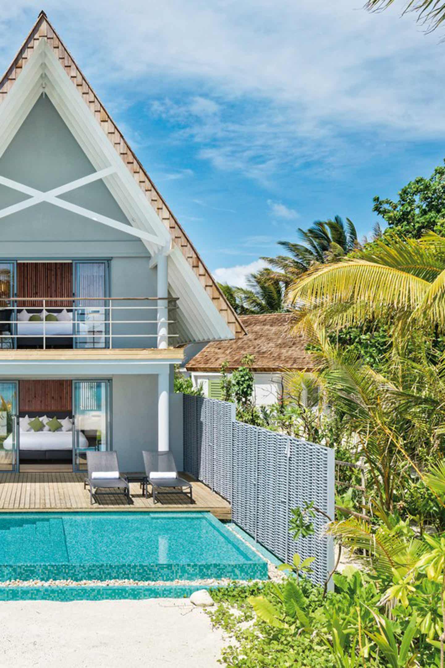 Hinteransicht einer luxuriösen Unterkunft mit Pool des Outrigger Maldives Maafushivaru Resorts