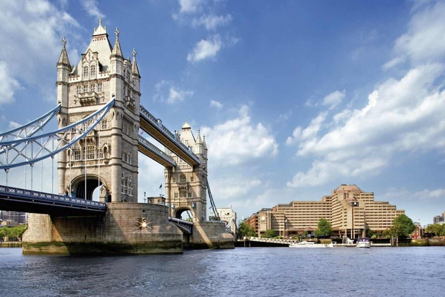 Blick auf die Tower Bridge in London