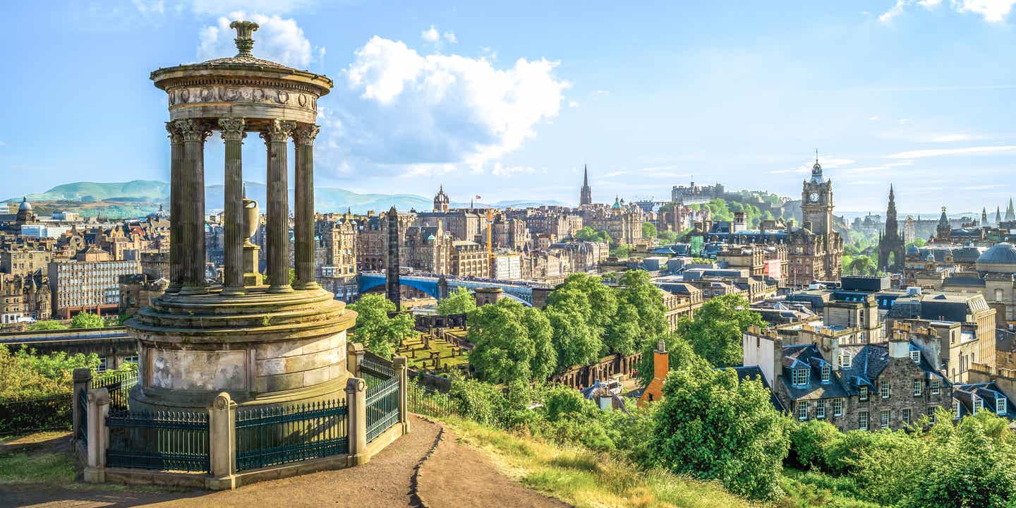 Entdecke das Dugald Stewart Monument und einen fantastischen Blick über Edinburgh bei einer Städtereise in Europa