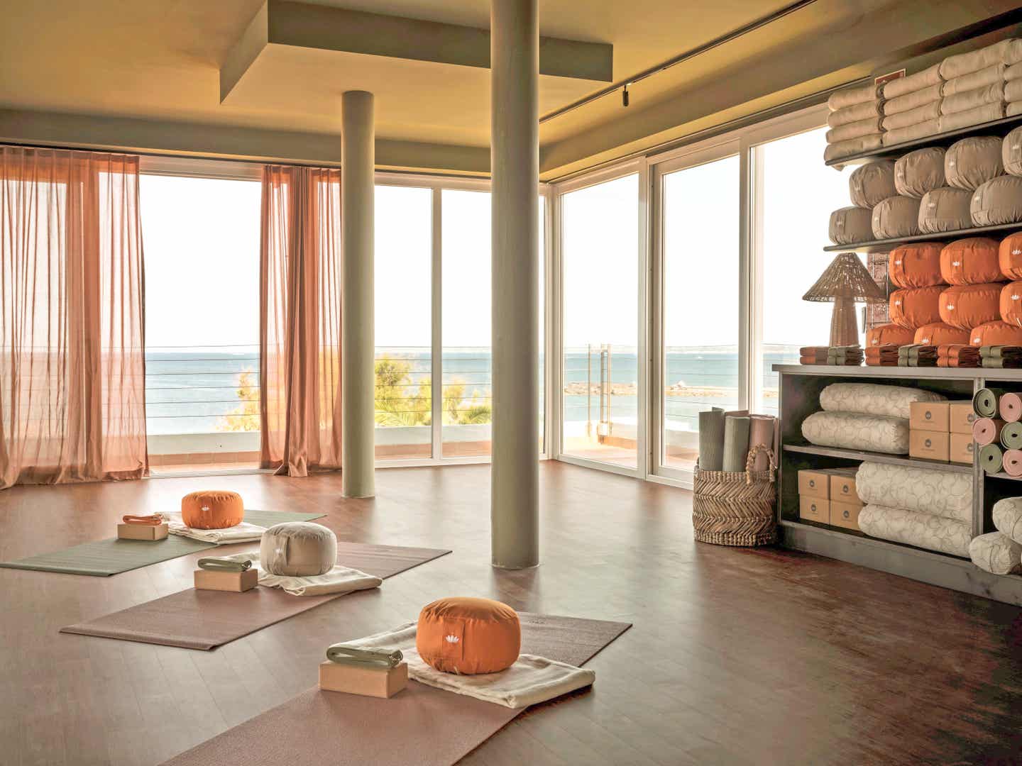 Yogaraum mit Matten und Meditationskissen