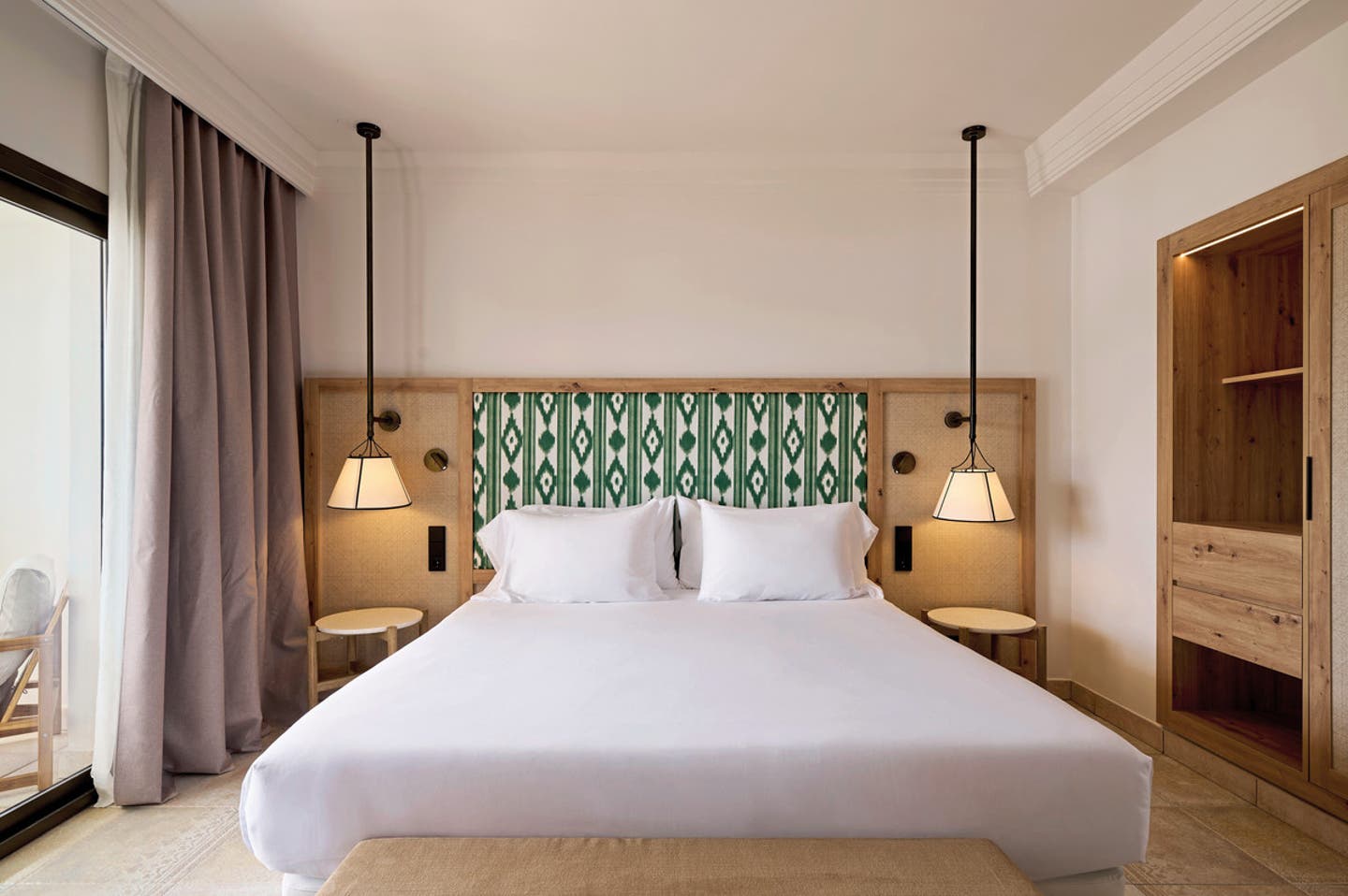 Wohnbeispiel Doppelzimmer Deluxe seitl. Meerblick 1 King Bed