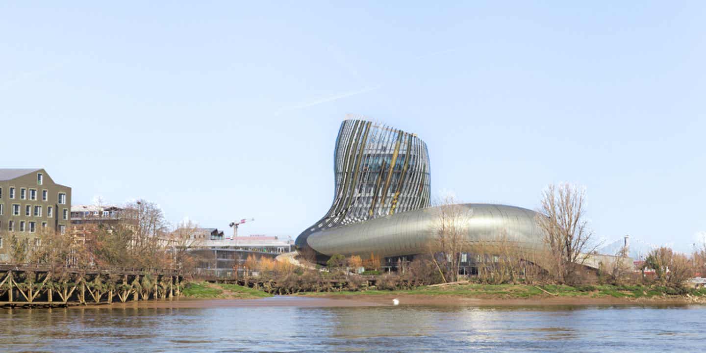 Das Weinmuseum passt hervorragend nach Bordeaux Blick auf die ungewöhnliche Architektur des Weinmuseums in Bordeaux
