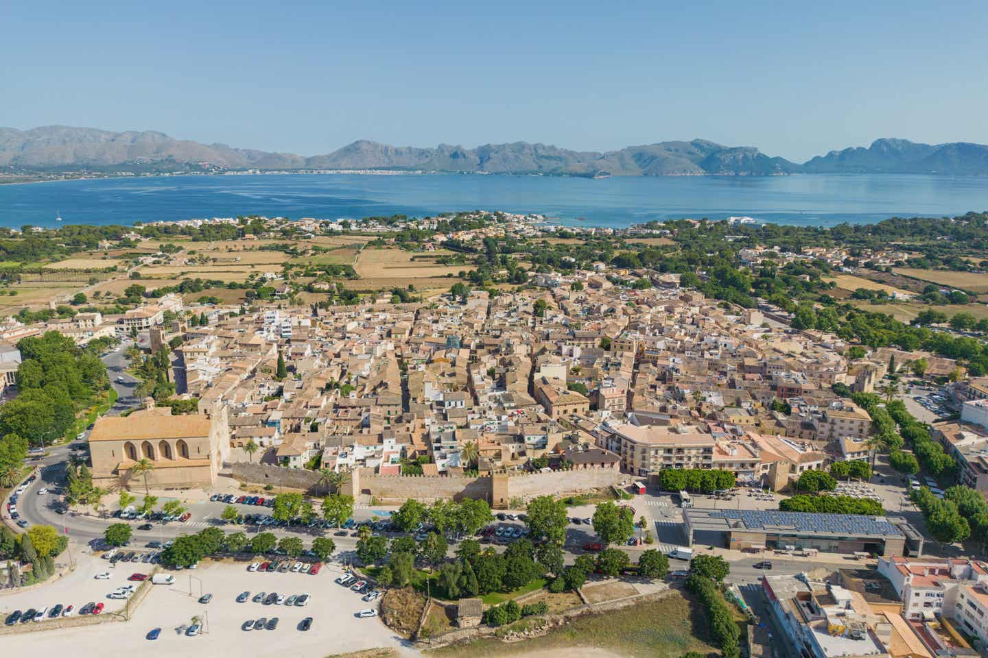 Die Altstadt von Alcudia aus der Vogelperspektive, im Hintergrund die Bucht von Alcudia