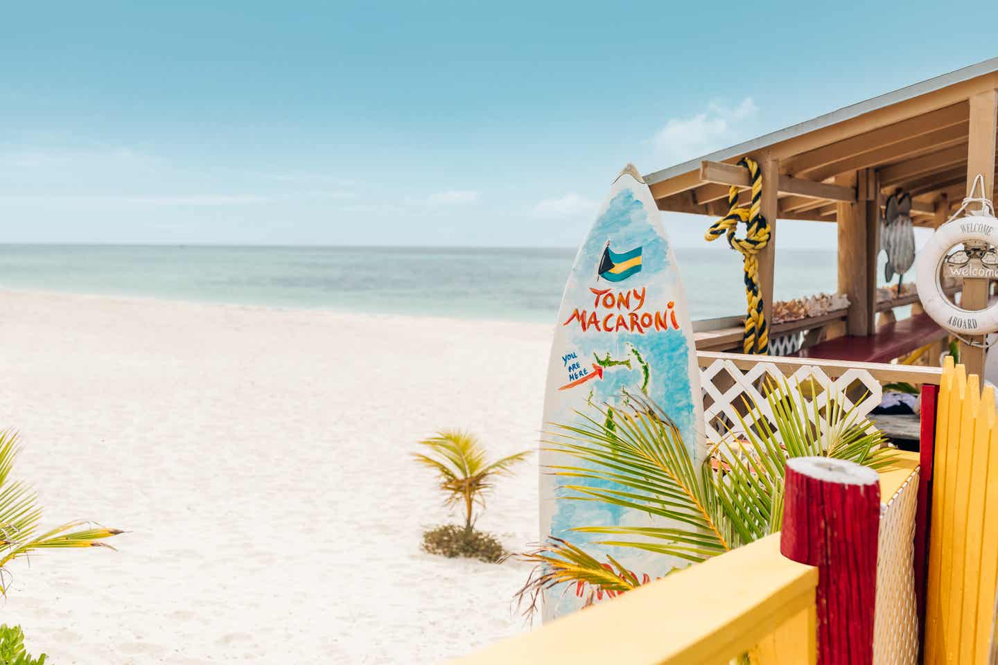 Bahamas Urlaub Surfbrett am Strand