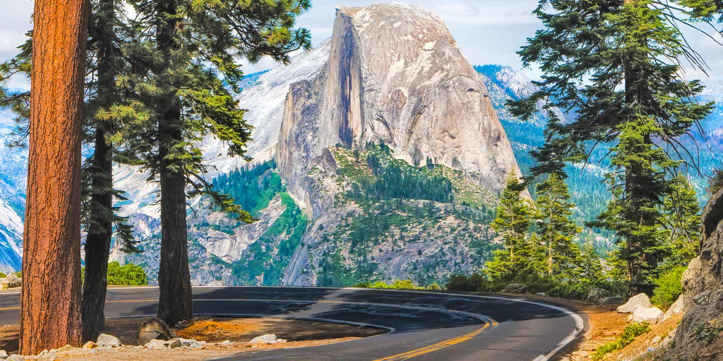 Blick auf die durch Bäume führende Straße zum Berg Glacier Point