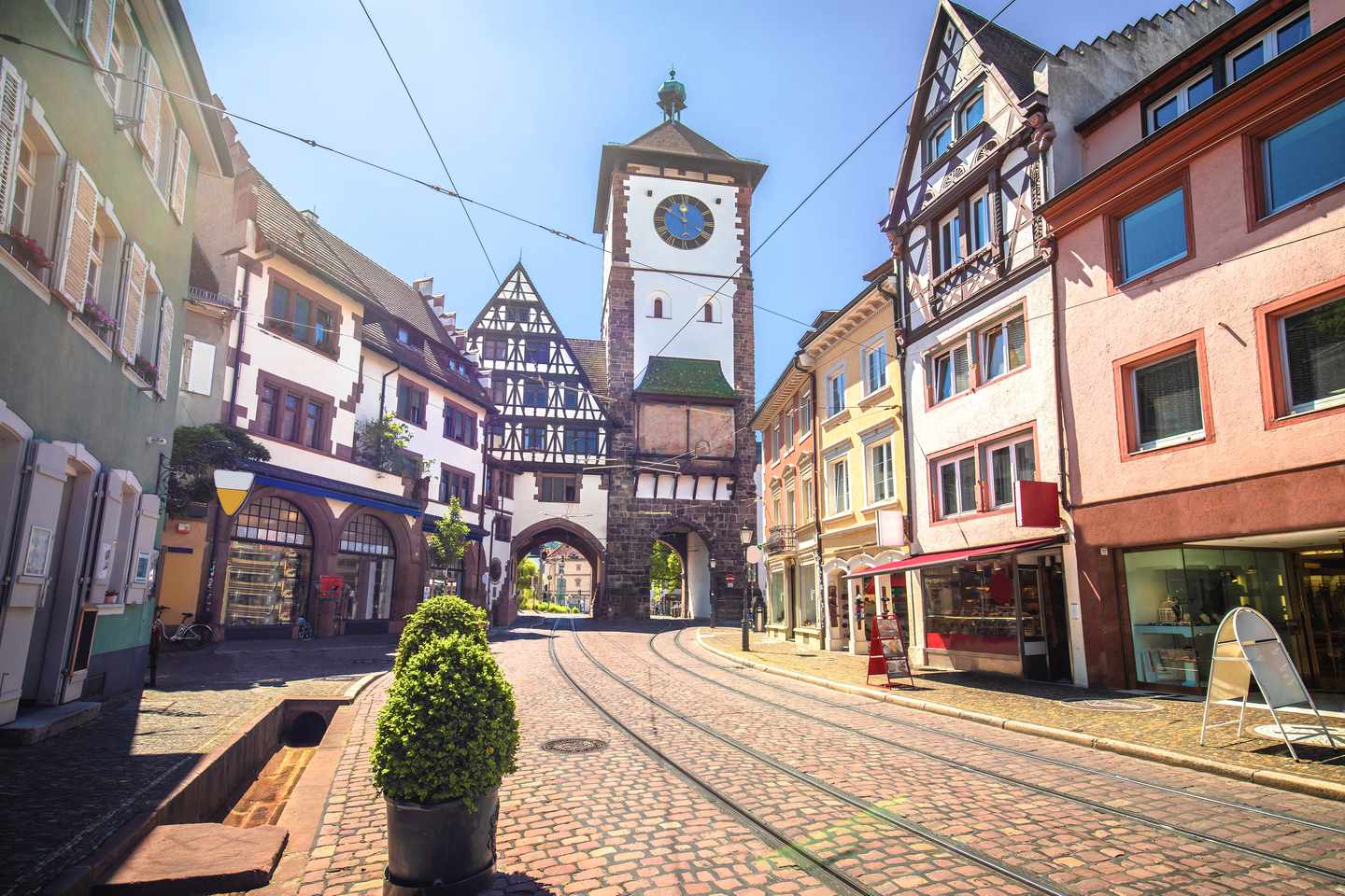 Sehenswürdigkeiten im Schwarzwald: historische Kopfsteinpflasterstraße in Freiburg