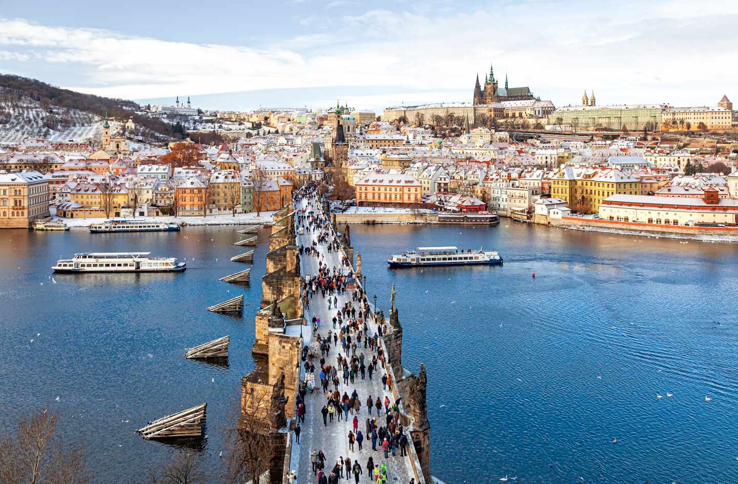Städtetrip Dezember. Blick auf die Altstadt und Charles-Brücke von Prag - Tschechien