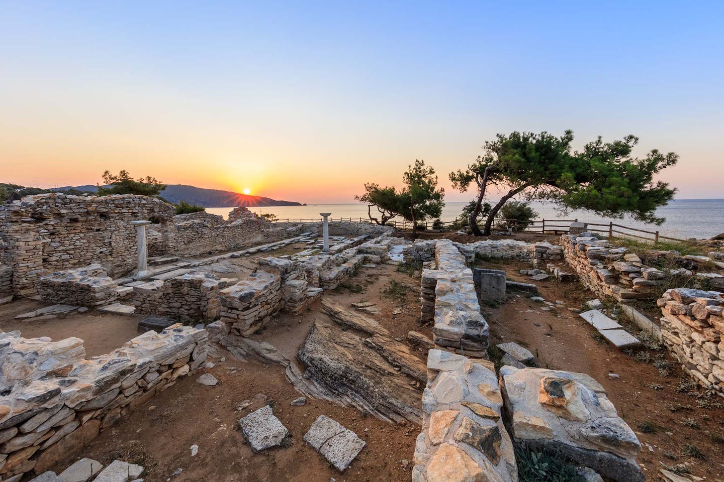 Archaeologische Staette im Sonnenuntergang