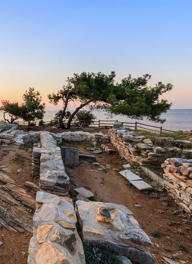 Sehenswürdigkeiten auf den griechischen Inseln Archaeologische Staette im Sonnenuntergang