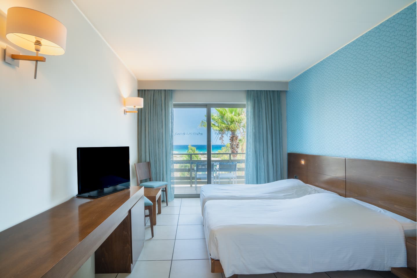 Schlafzimmer des Doppelzimmers mit seitlichem Meerblick