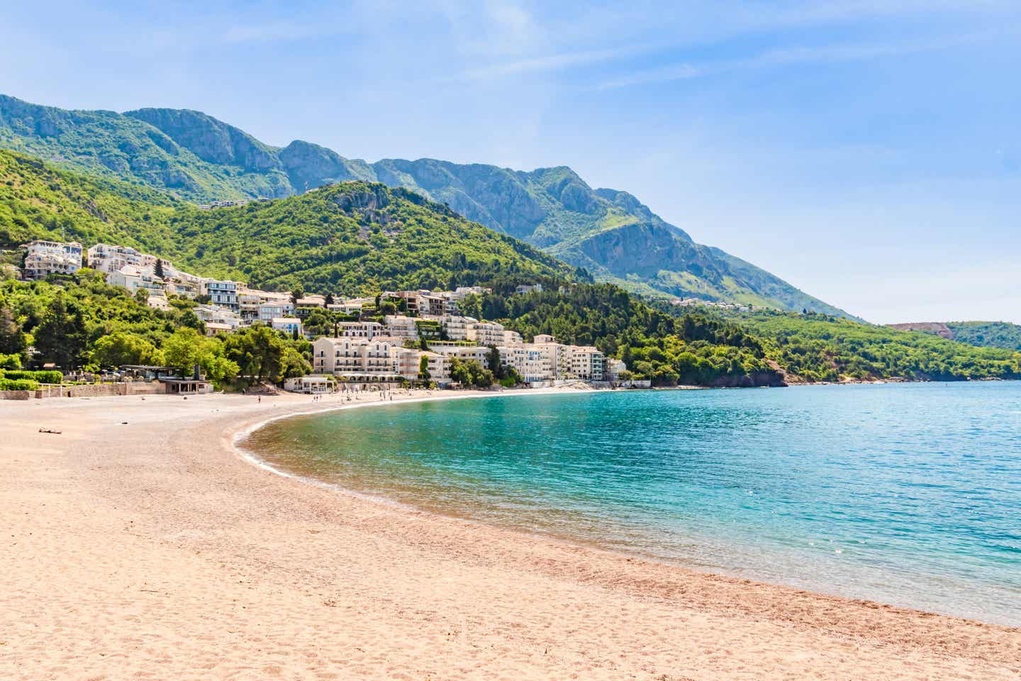 Strand in Montenegro: Sveti Stefan auf dem Festland in Montenegro
