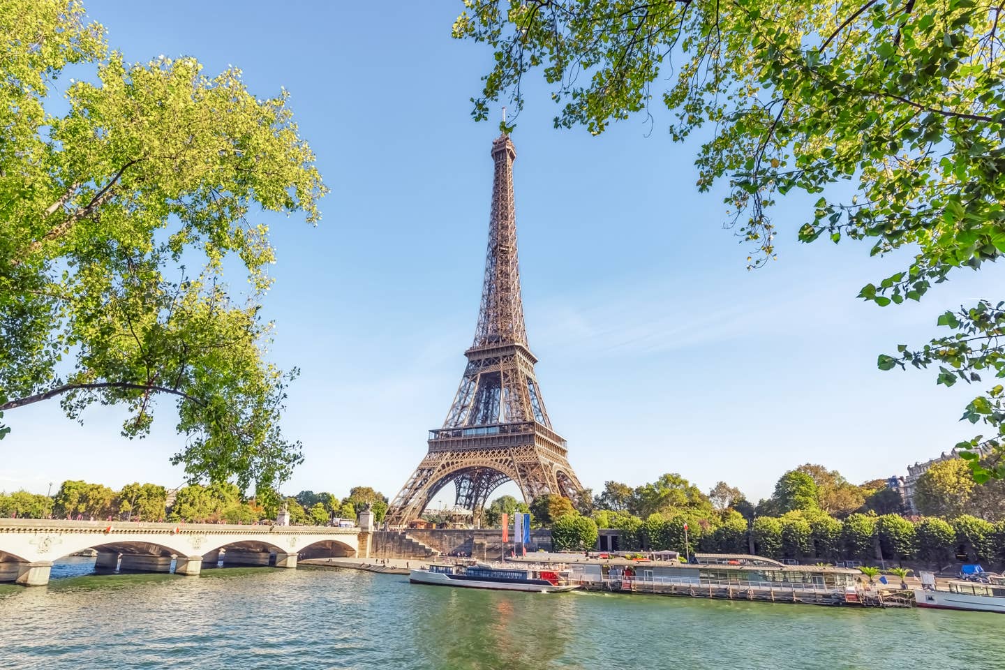Blick auf den Eiffelturm auf einer Städtereise nach Paris