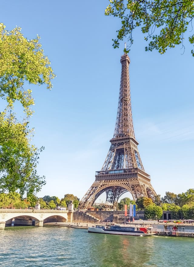 Städtereisen Paris Blick auf den Eiffelturm auf einer Städtereise nach Paris