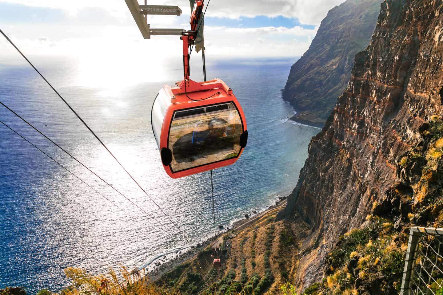Eine Gondel der Seilbahn zum Cabo Girao, die in schwindelerregend steilem Winkel den Berg hinauffährt