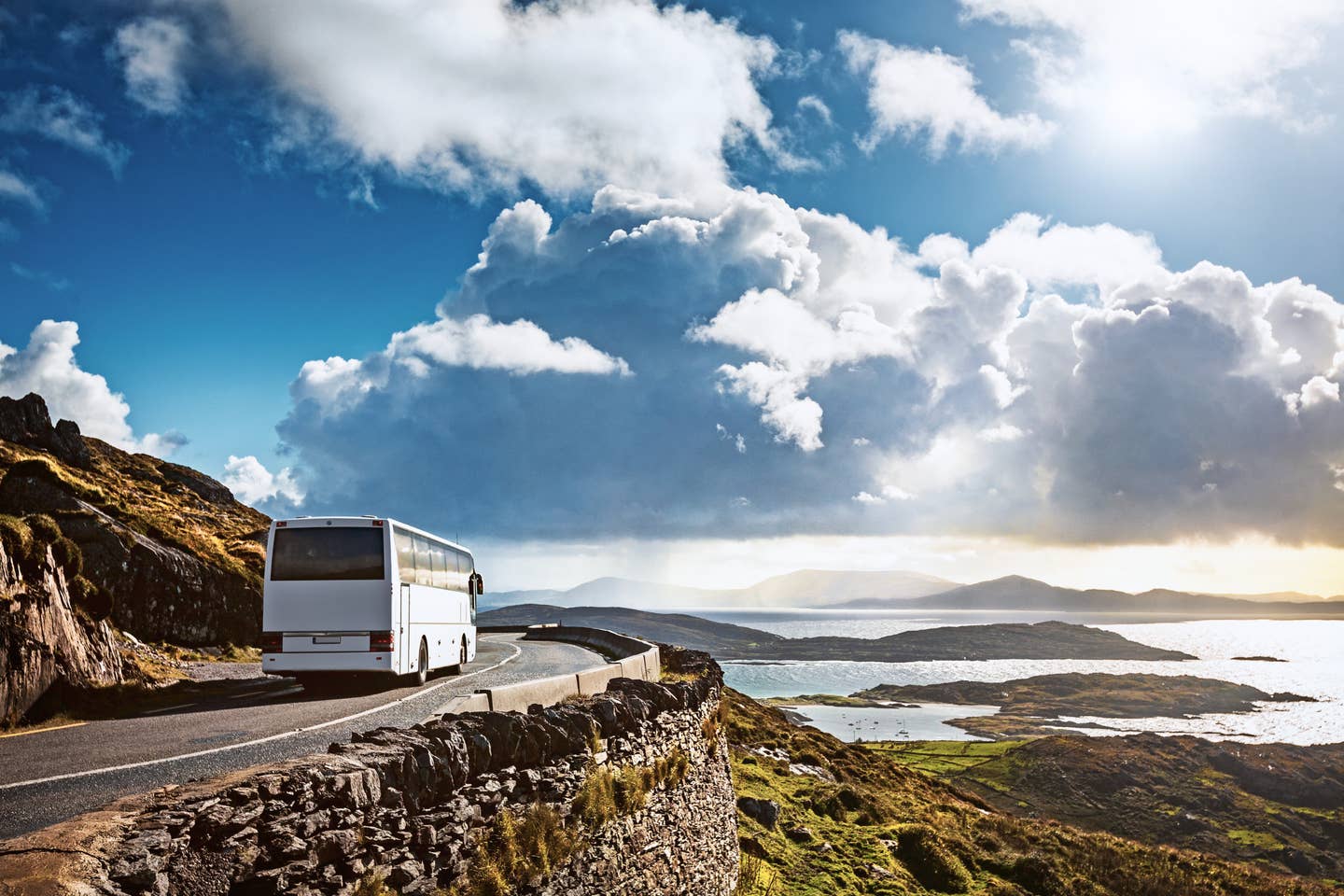 Gruppenreise mit dem Bus entlang der irischen Küste am Ring of Kerry auf einer engen Küstenstraße