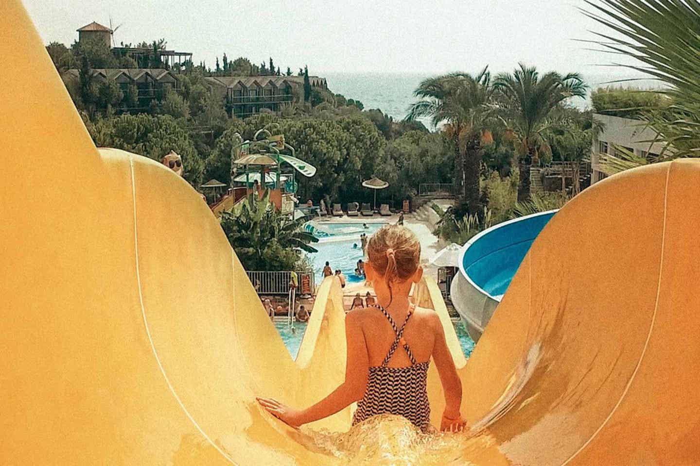 Aquaparks Türkei Club Marvy Kind auf Wasserrutsche