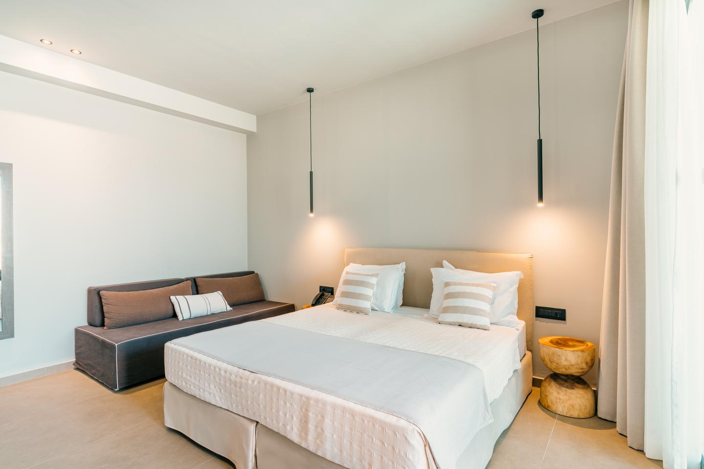 Blick aufs Bett der Suite Swim Up Privatpool