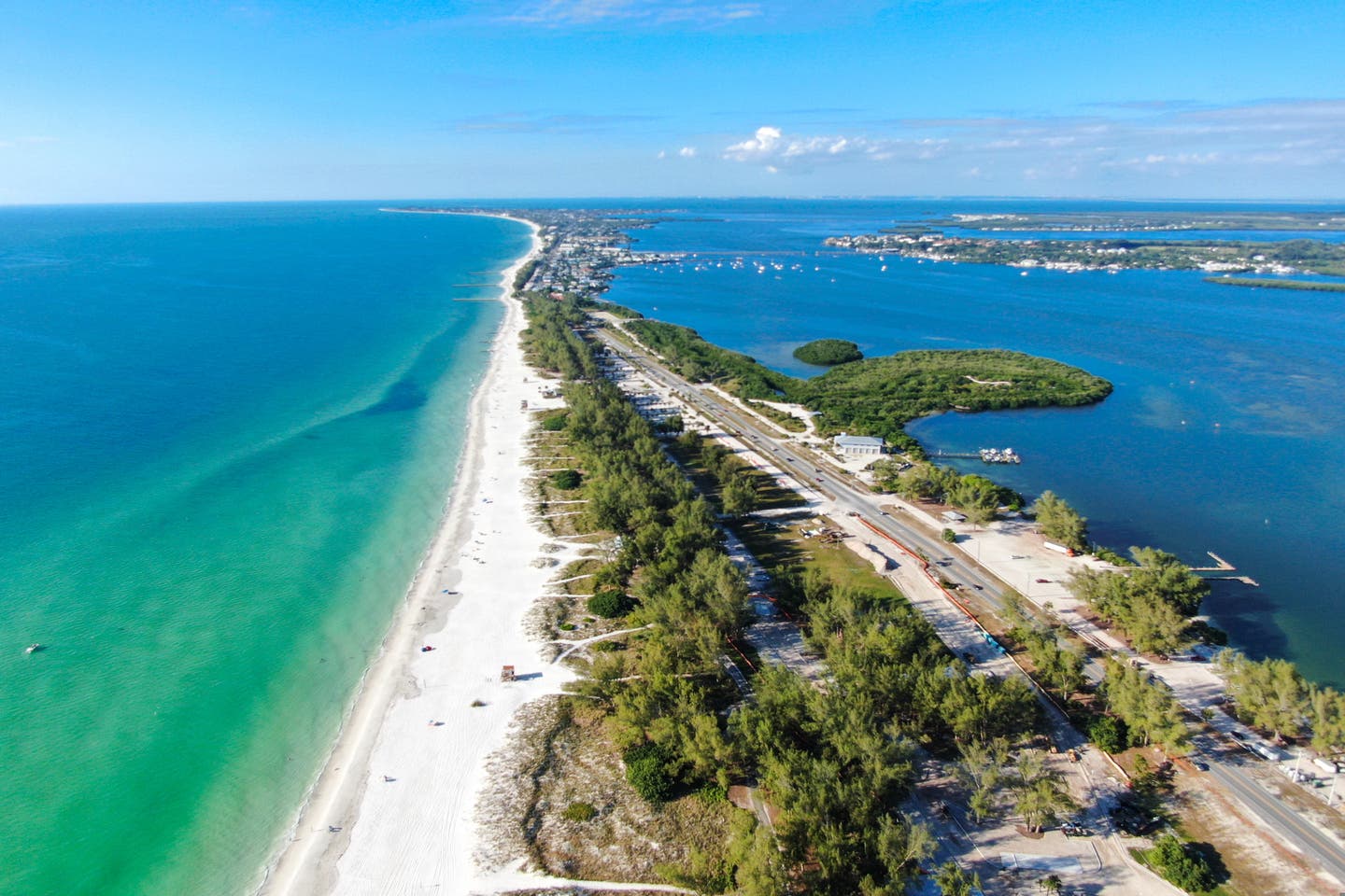 Luftaufnahme von Anna Maria Island weißen Sandstrand und blauem Wasser