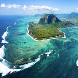 mauritius-le-morne-brabant-unterwasserwasserfall-g-873632038.jpg