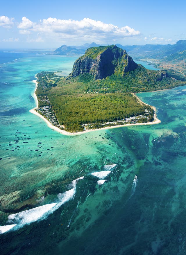 Mauritius Urlaub Vogelperspektive des Unterwasser-Wasserfalls vor Mauritius