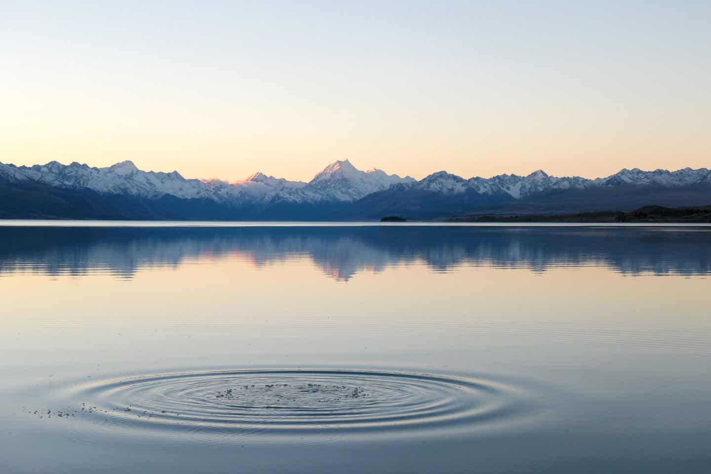 Ruhiger See bei Sonnenaufgang