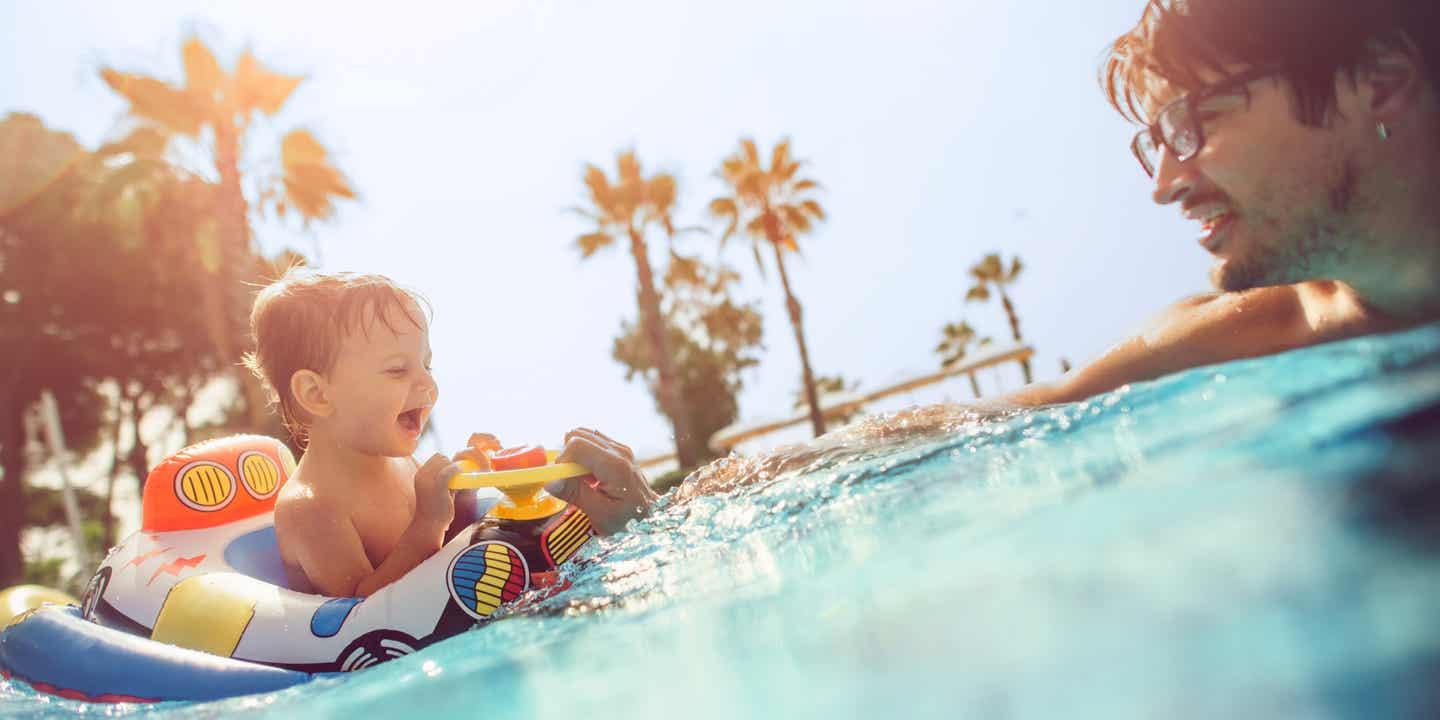 Im Familienurlaub in der Türkei mit den Kindern im Pool planschen