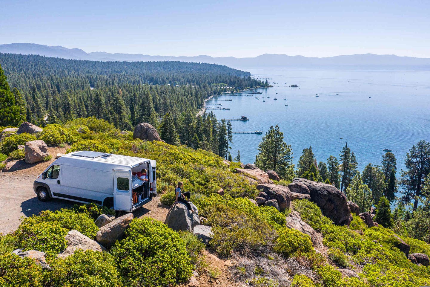 Paar parkt Van an einem Aussichtspunkt des Lake Tahoe