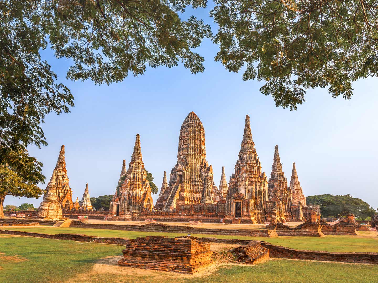 Die Tempelanlagen von Ayutthaya Wat Chaiwatthanaram in Thailand