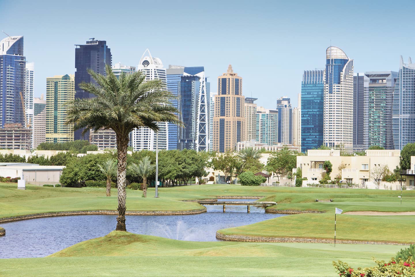 Golfplatz vor der Skyline von Dubai