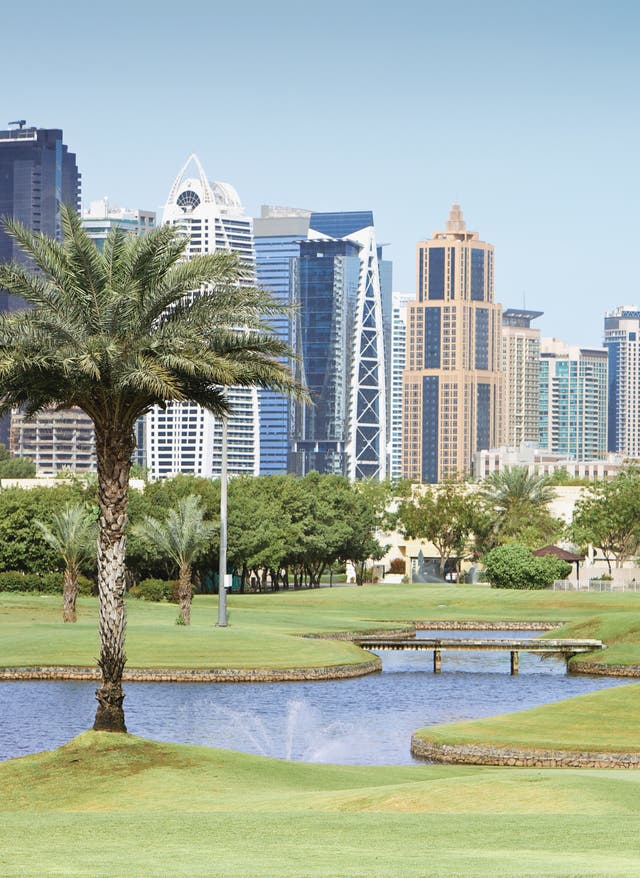 Golfreisen Dubai Golfplatz vor der Skyline von Dubai