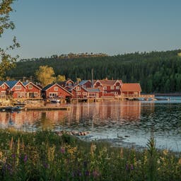 schweden-hoega-kusten-haeuser-schaeren-g-991130606.jpg