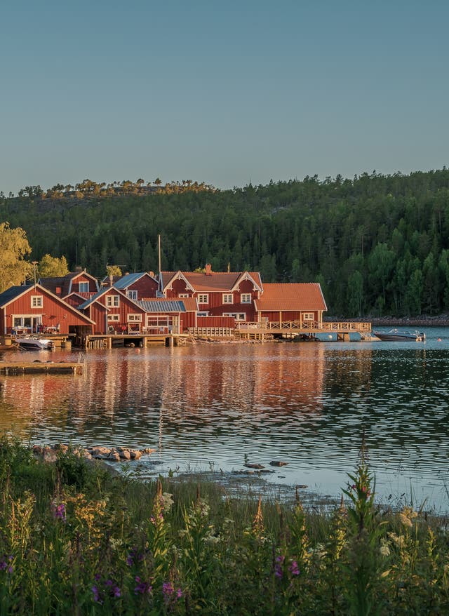 Schweden Urlaub Schweden Urlaub mit DERTOUR. Rote Schwedenhäuser in einer Schärenlandschaft an Schwedens Küste