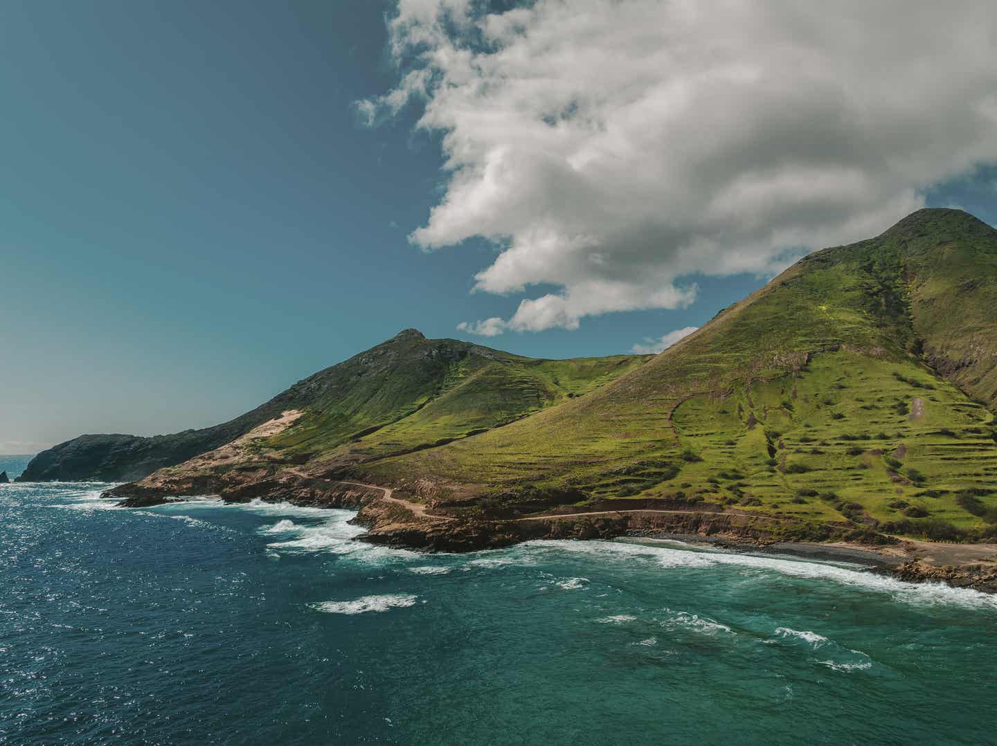 Porto Santo Urlaub mit DERTOUR. Luftnahme der grünen Berge auf Porto Santo