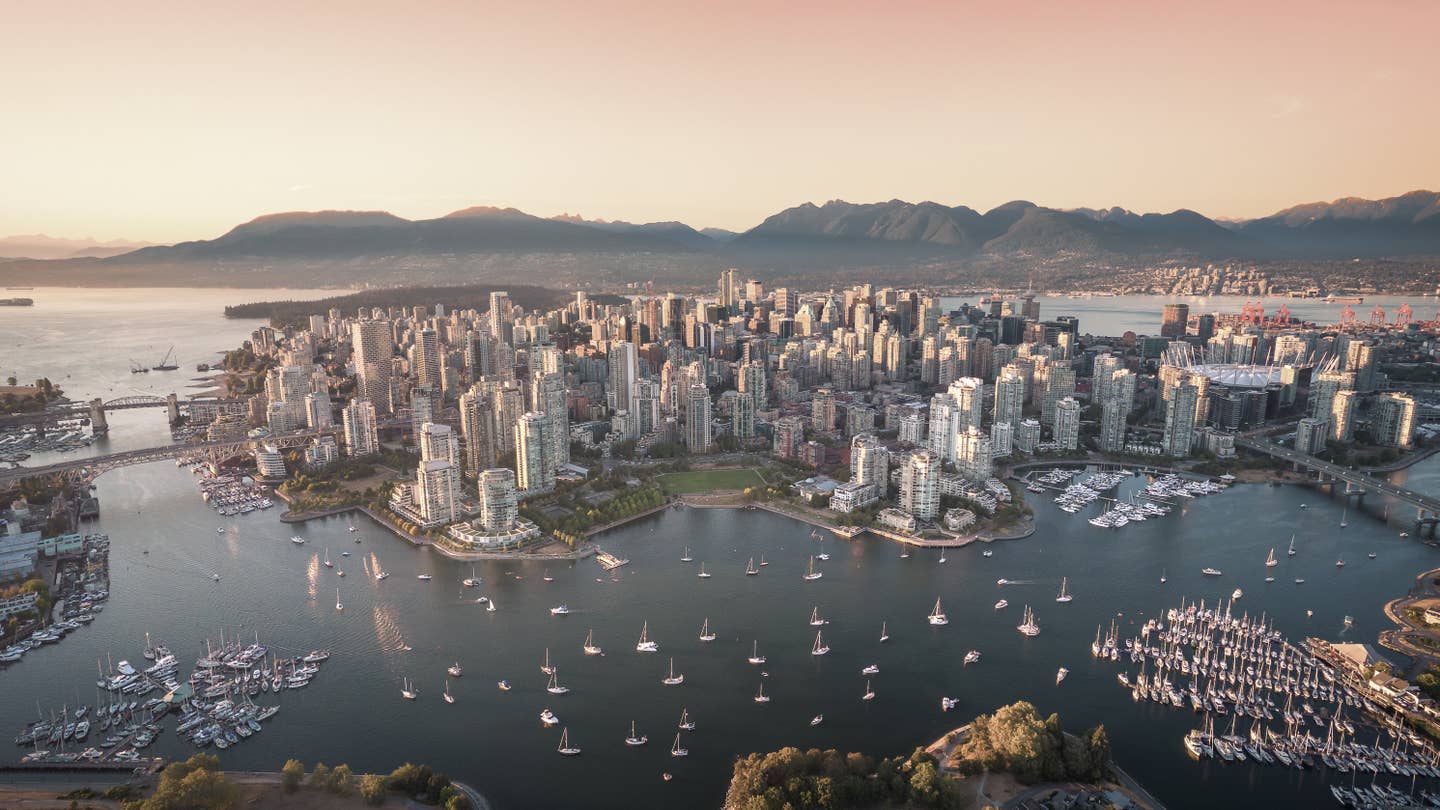 Vancouver Urlaub mit DERTOUR. Luftaufnahme von Vancouvers Skyline bei Sonnenaufgang