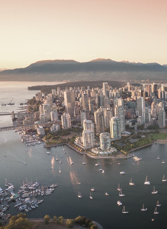 Vancouver Urlaub Vancouver Urlaub mit DERTOUR. Luftaufnahme von Vancouvers Skyline bei Sonnenaufgang