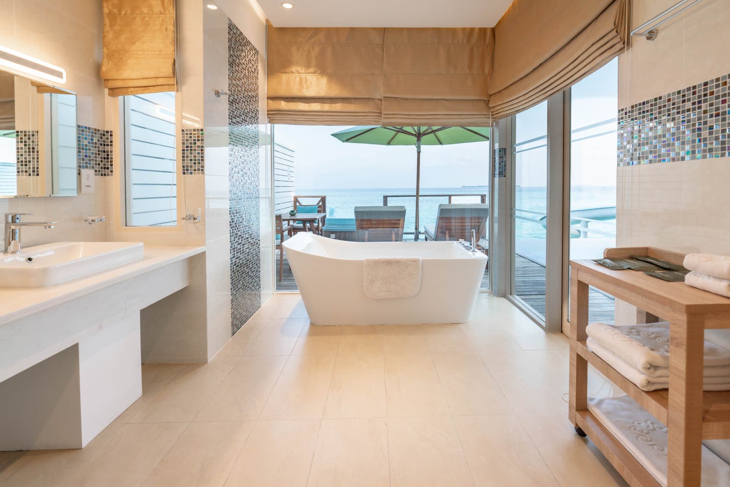 Badezimmer der Ocean Villa mit Pool