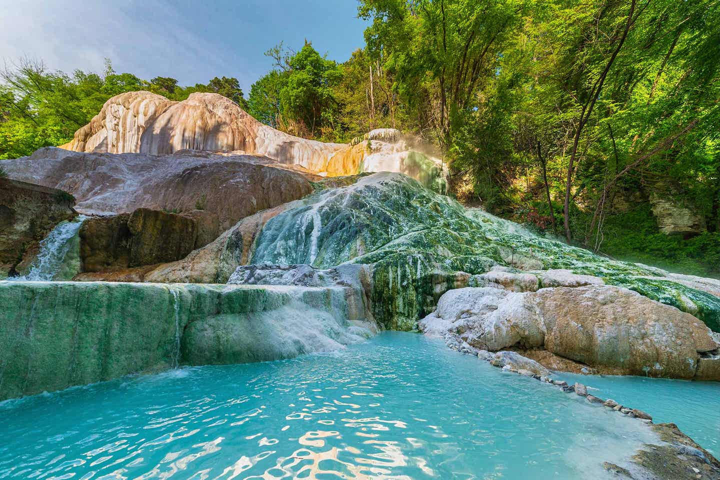 Türkisblaues Wasser einer heißen Quelle in der Toskana